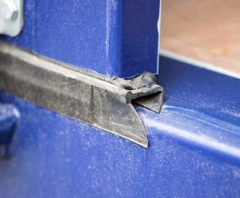 TẠI SAO HỆ THỐNG BẢN LỀ CỬA CONTAINER LẠNH - THÉP ĐÚC MẠ CROM QUYẾT ĐỊNH ĐỘ KHÍT KHAO?