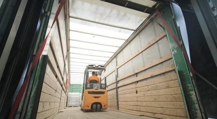 ĐỘ BỀN SÀN GỖ CONTAINER: CÔNG NGHỆ PHỦ MÀNG CHỐNG ẨM LÓT ĐÁY SÀN GỖ ÉP CONTAINER KHO NGĂN MỤC NÁT DO NGẤM ẨM ĐẤT