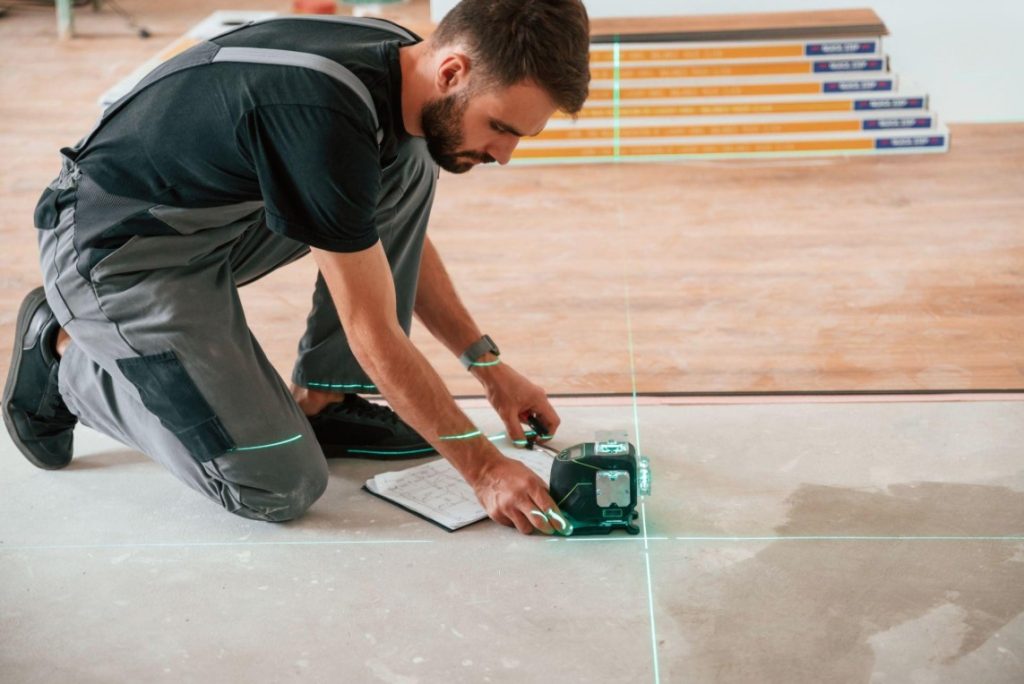 QUY TRÌNH ĐO QUÉT ĐỘ PHẲNG MẶT SÀN GỖ CONTAINER BẰNG THƯỚC LASER TRƯỚC KHI ĐÓNG HÀNG MÁY NẶNG