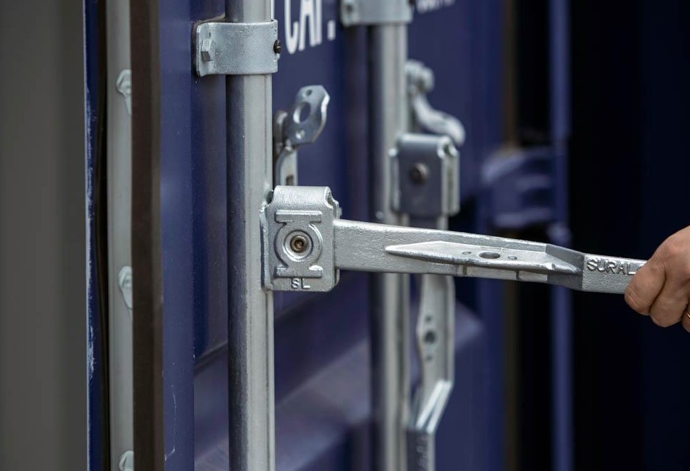 GIOĂNG CỬA CONTAINER LẠNH: TẦM QUAN TRỌNG CỦA CƠ CẤU TAY KHÓA CỬA LOCKROD RÈN ÁP LỰC LỚN GIỮ KÍN KHÍT THÙNG CONTAINER LẠNH