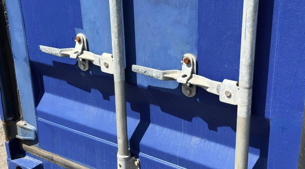 GIOĂNG CỬA CONTAINER LẠNH: TẦM QUAN TRỌNG CỦA CƠ CẤU TAY KHÓA CỬA LOCKROD RÈN ÁP LỰC LỚN GIỮ KÍN KHÍT THÙNG CONTAINER LẠNH