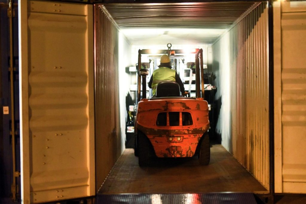 PHÂN TÍCH KHẢ NĂNG CHỊU TẢI CỤC BỘ VÀ ĐỘ UỐN CỦA SÀN GỖ CONTAINER KHO TIÊU CHUẨN