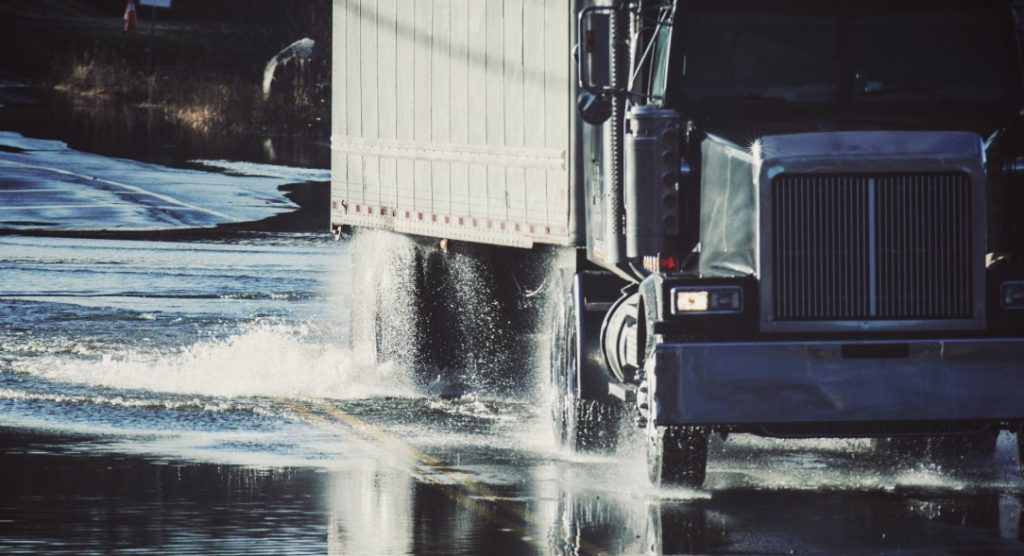 VAI TRÒ CỦA TẤM LÓT ĐÁY GPR BẢO VỆ LỚP FOAM CÁCH NHIỆT GẦM CONTAINER LẠNH KHỎI THẤM NƯỚC