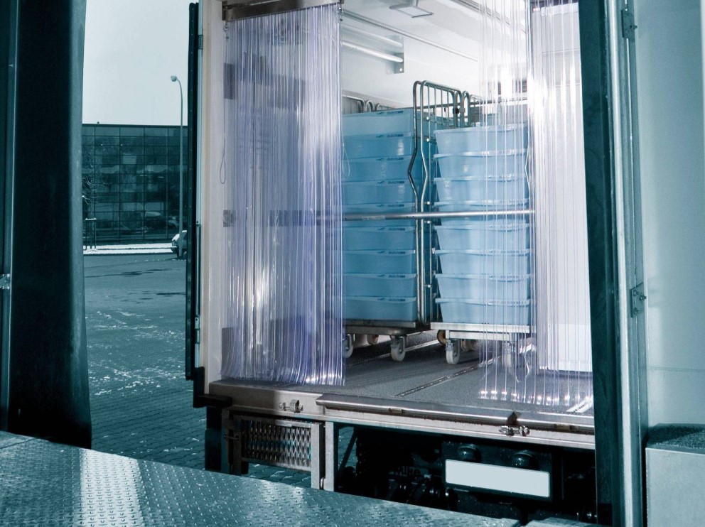RÈM CỬA CONTAINER LẠNH: GIẢI PHÁP NGĂN THẤT THOÁT NHIỆT ẨM KHI MỞ CỬA BỐC HÀNG NHỎ LẺ BẰNG HỆ RÈM NHỰA PVC CHỊU LẠNH
