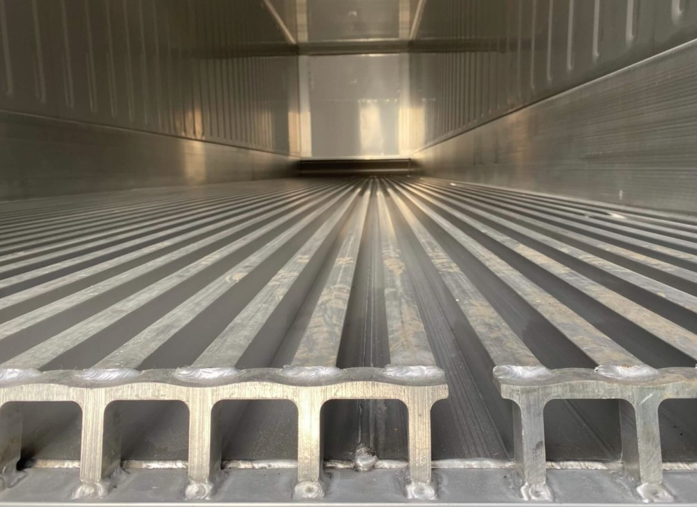THIẾT KẾ HỆ RÃNH GOM NƯỚC ĐÚC ÂM ĐÁY VÁCH SƯỜN GIÚP LÒNG SÀN NHÔM CONTAINER LẠNH LUÔN KHÔ SẠCH ĐẠT CHUẨN