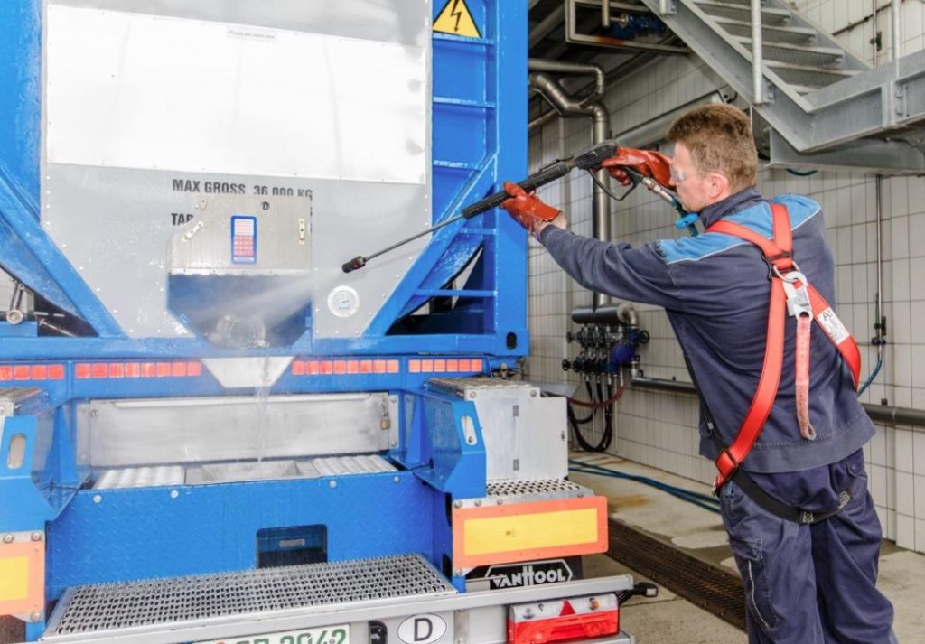Giải pháp sấy khô và hút chân không lòng Tank Container thực phẩm