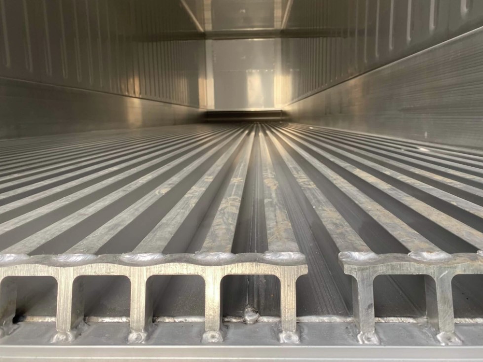 Lựa chọn vật liệu nhôm hay inox cho sàn container lạnh chở hải sản
